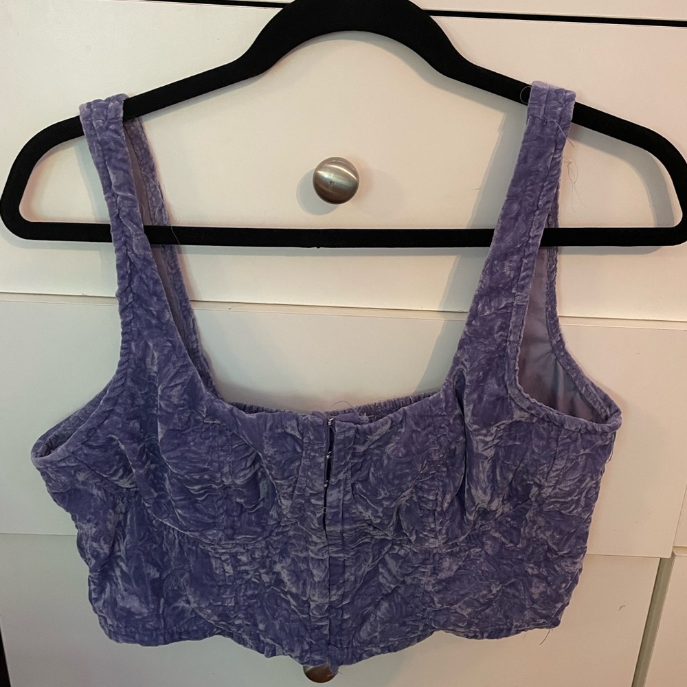 Crop corset in purple velvet material/clasp in front/no underwire💜